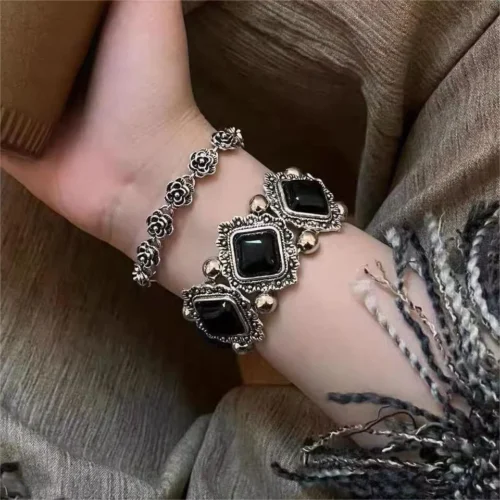 Vintage Black Rose Flower Buckle Bracelet Accessible Luxury High-End Bracelet Retro Exquisite Versatile Bracelet